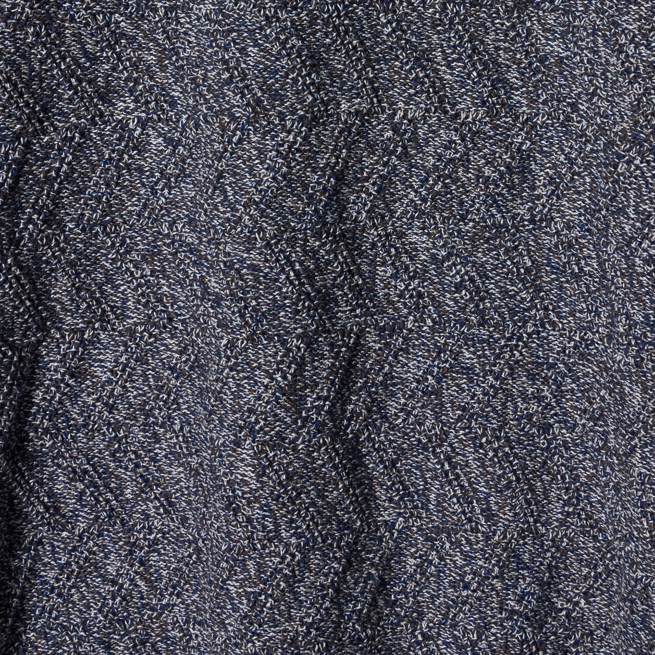 3色の糸を撚ってメランジ調にした表面が、奥行きのある色合いを表現しました。