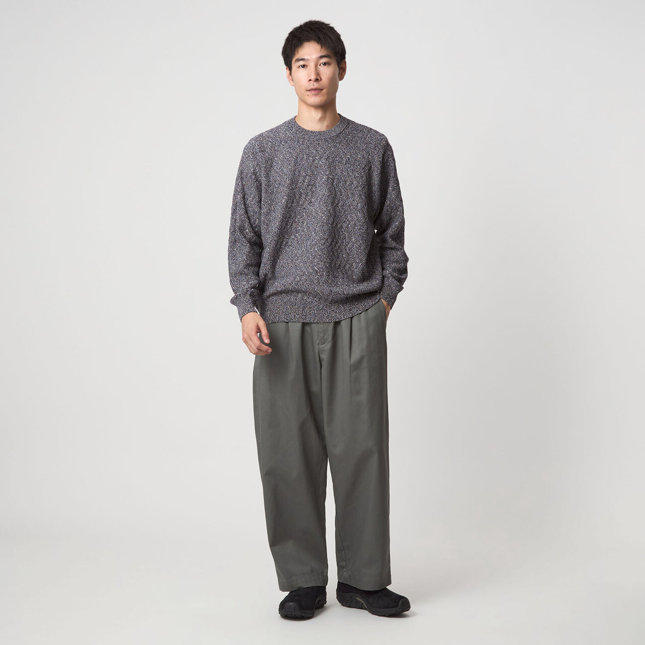 シンプルすぎず派手すぎない控えめな編み柄がコーディネートのアクセントに活躍します。