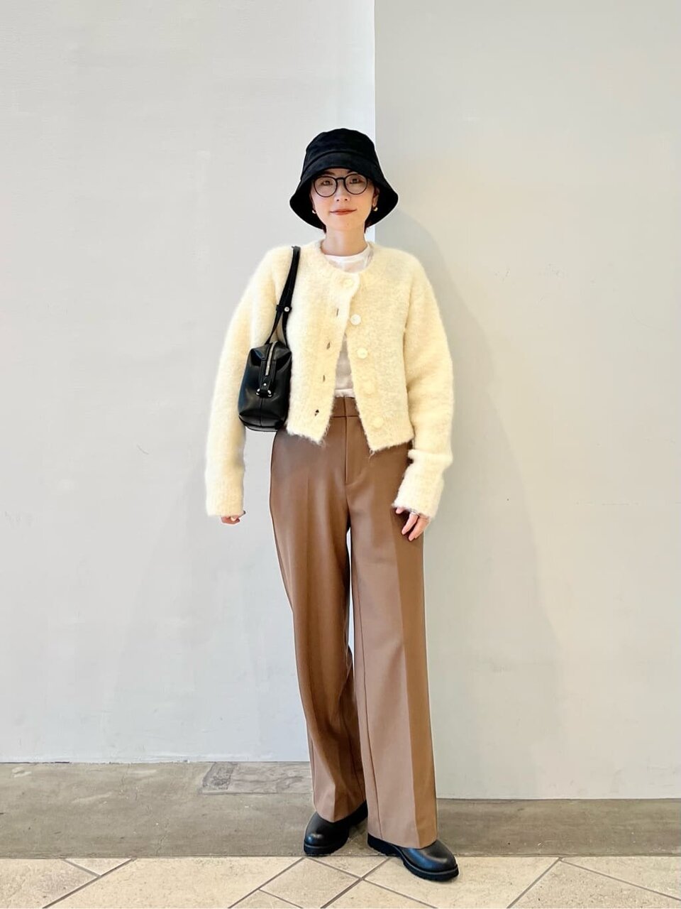 バケットハットとカーディガンのコーデ