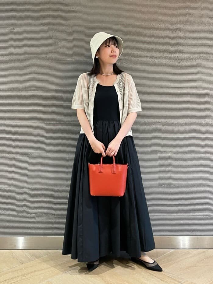 バケットハットとワンピースのコーデ