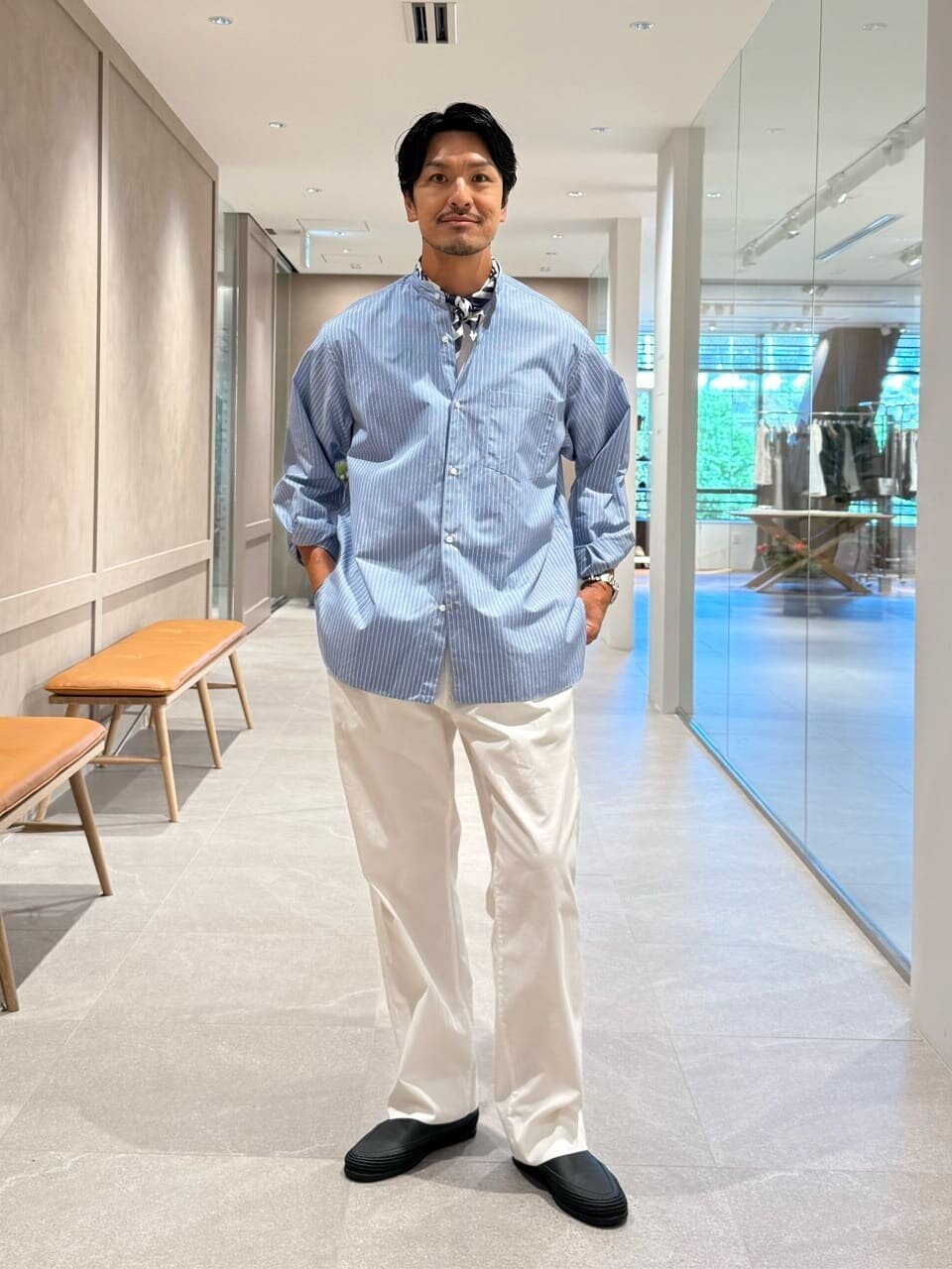 ストライプシャツとチノパンを着た男性