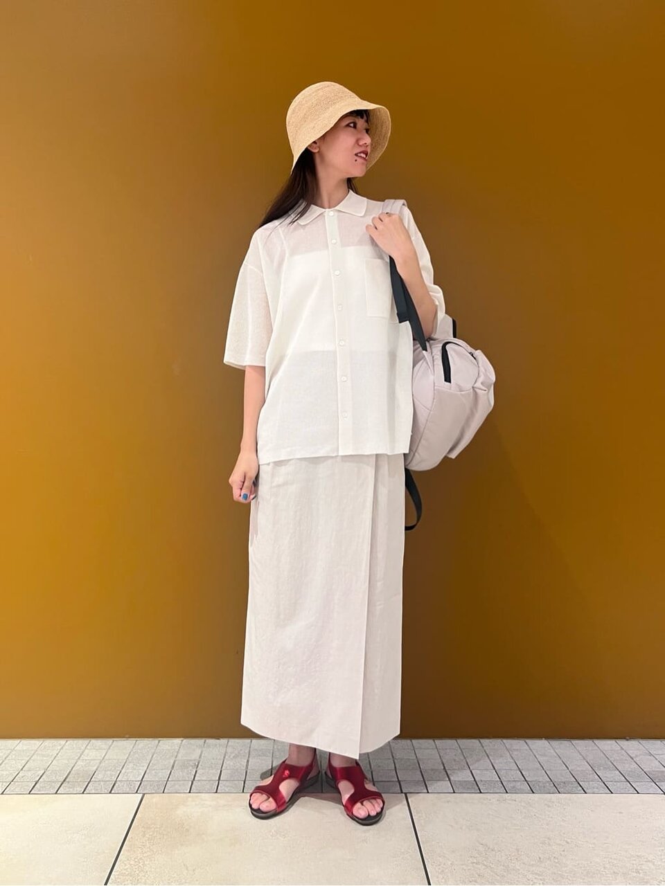 シャツカーディガンとバケットハットのコーデ