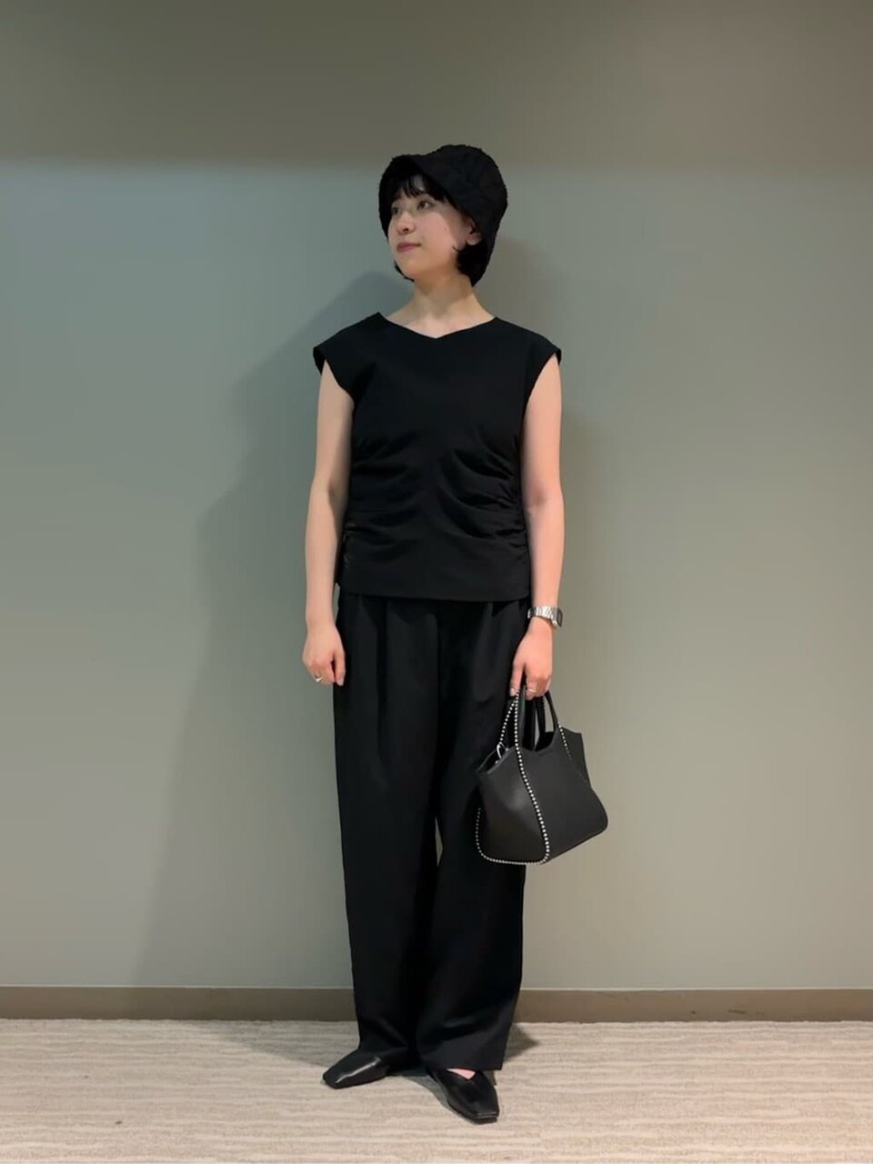 プルオーバーとバケットハットのコーデ