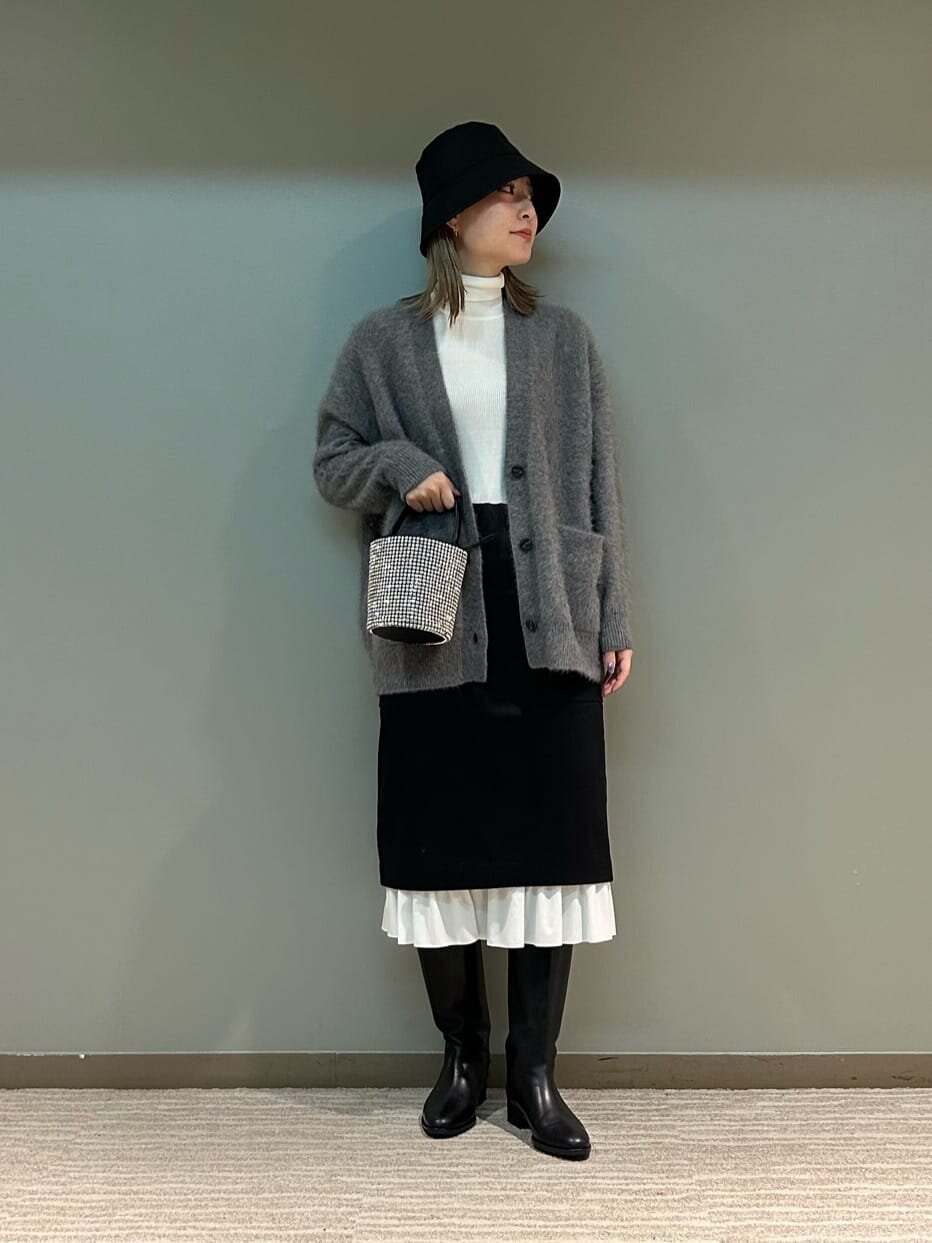 カーディガンとバケットハットのコーデ