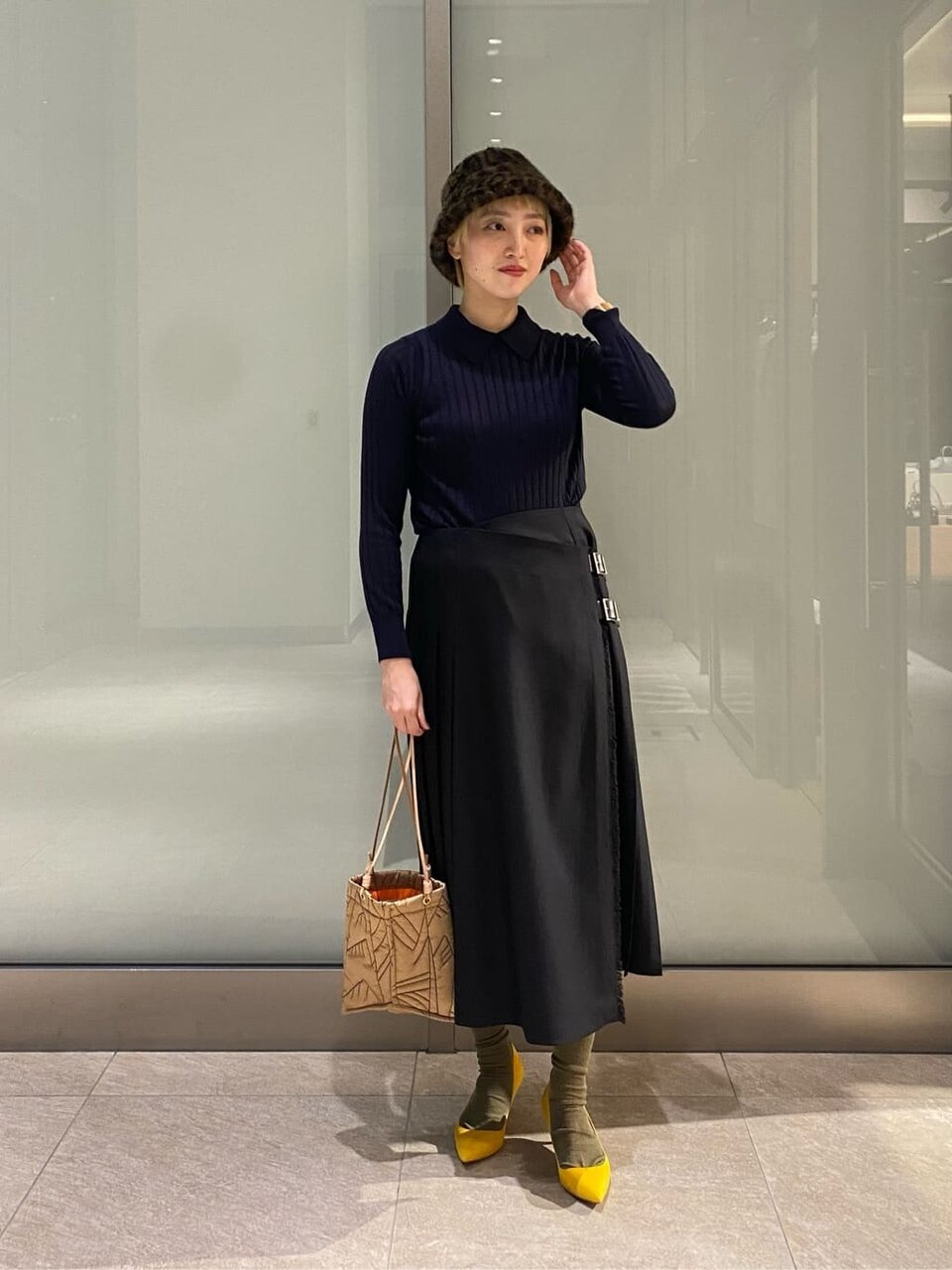 ポロニットとバケットハットのコーデ