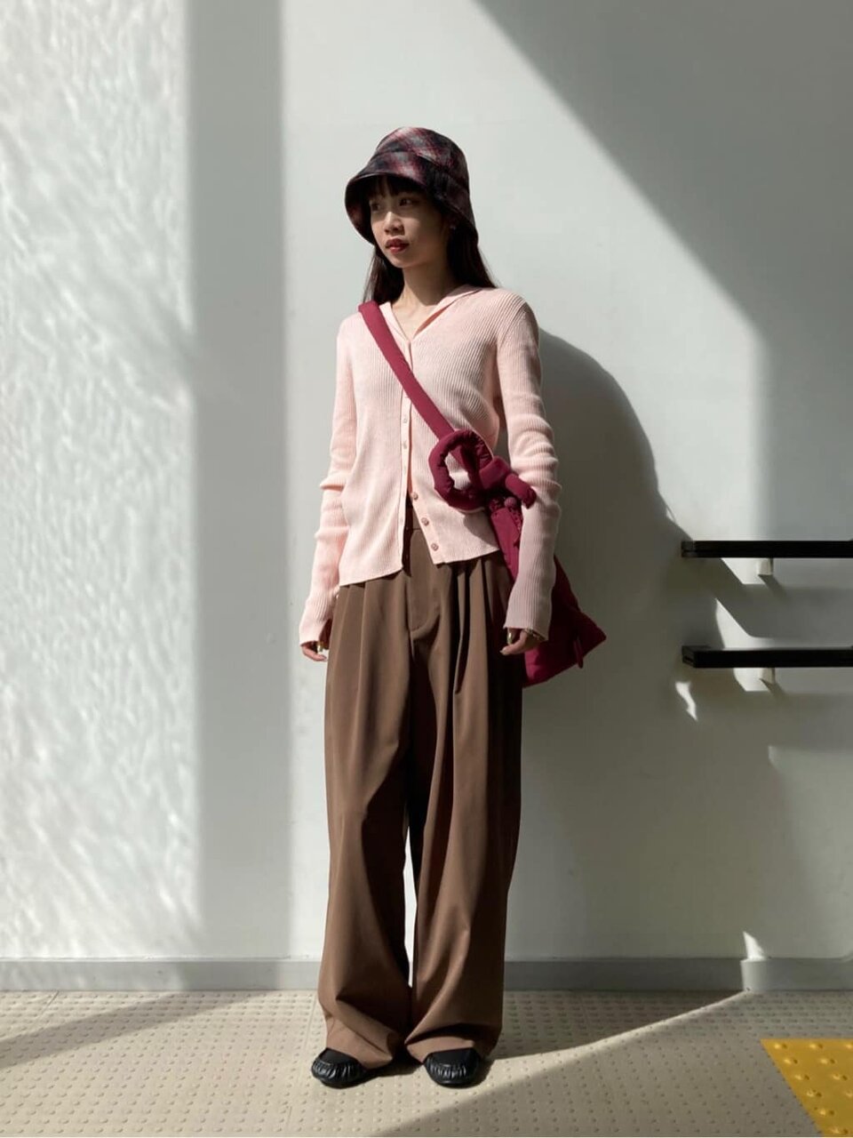 カーディガンとバケットハットのコーデ