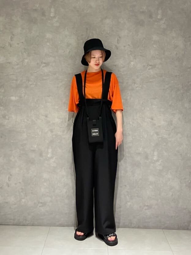 オールインワンとバケットハットのコーデ