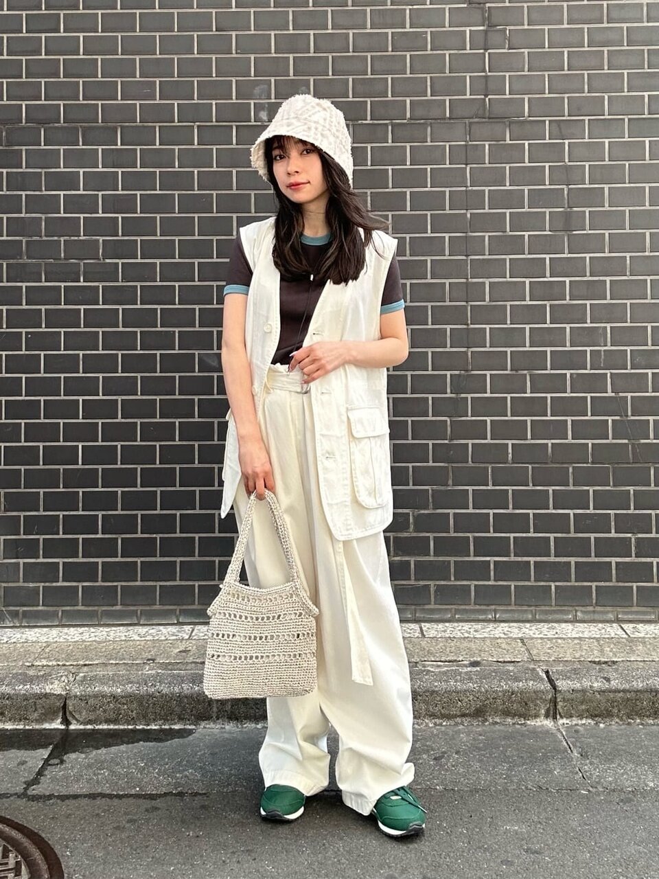 セットアップとバケットハットのコーデ