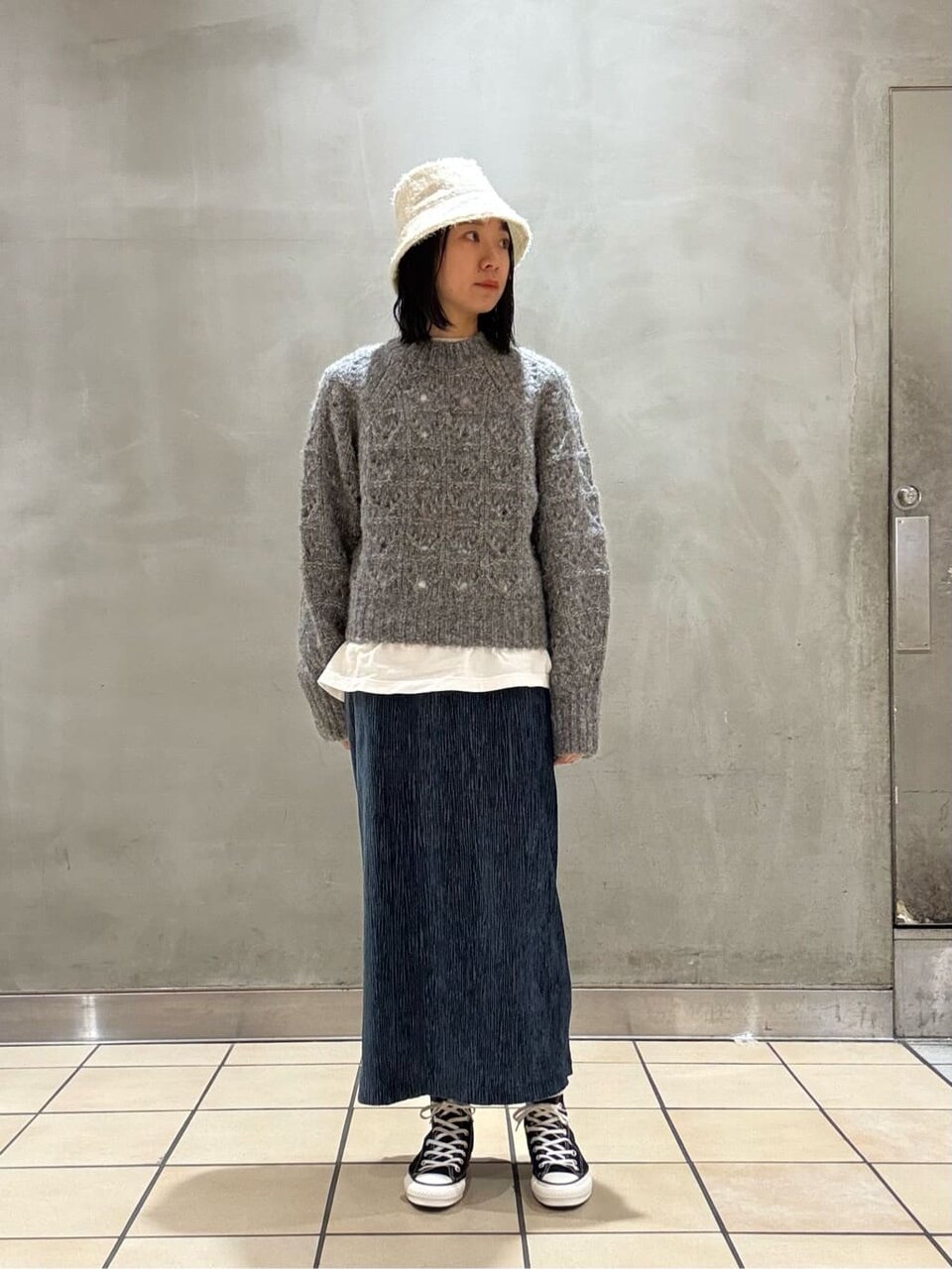 ニットプルオーバーとバケットハットのコーデ