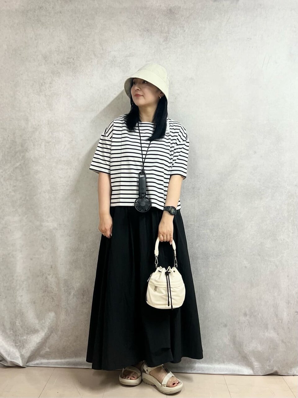 Tシャツとバケットハットのコーデ