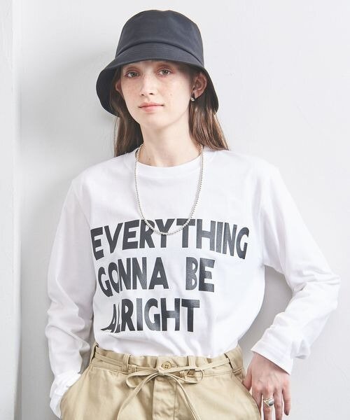 バケットハットをかぶった女性