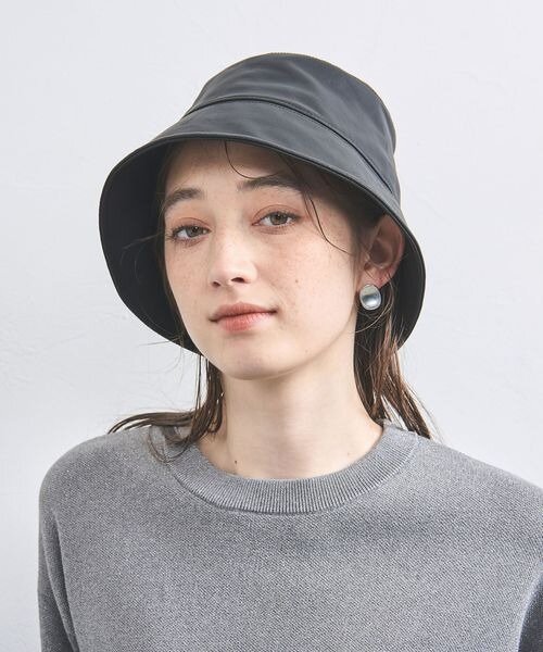 バケットハットを浅くかぶった女性