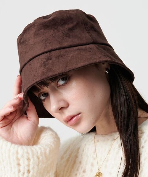 バケットハットを深くかぶった女性