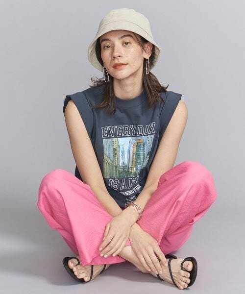 前髪を出さずにバケットハットをかぶった女性