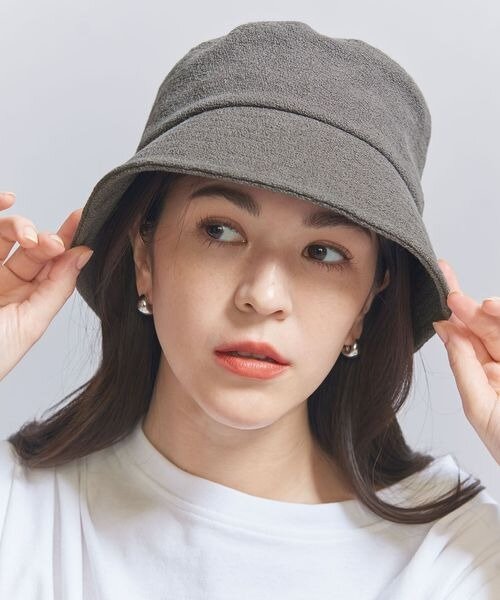 バケットハットをかぶった女性