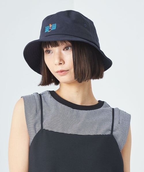 ゆとりのあるバケットハットをかぶった女性