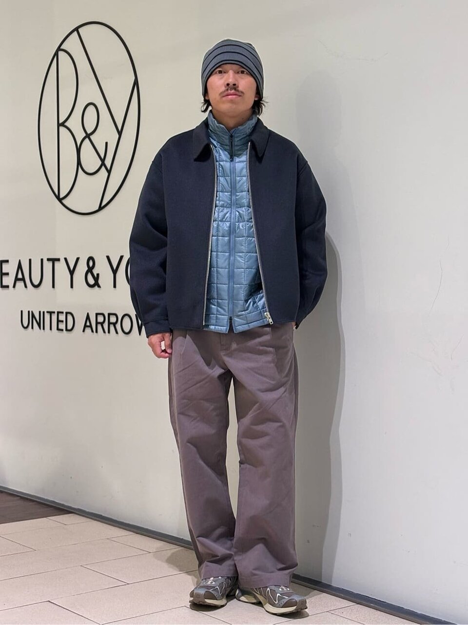 グレーのボーダーニット帽のコーデ