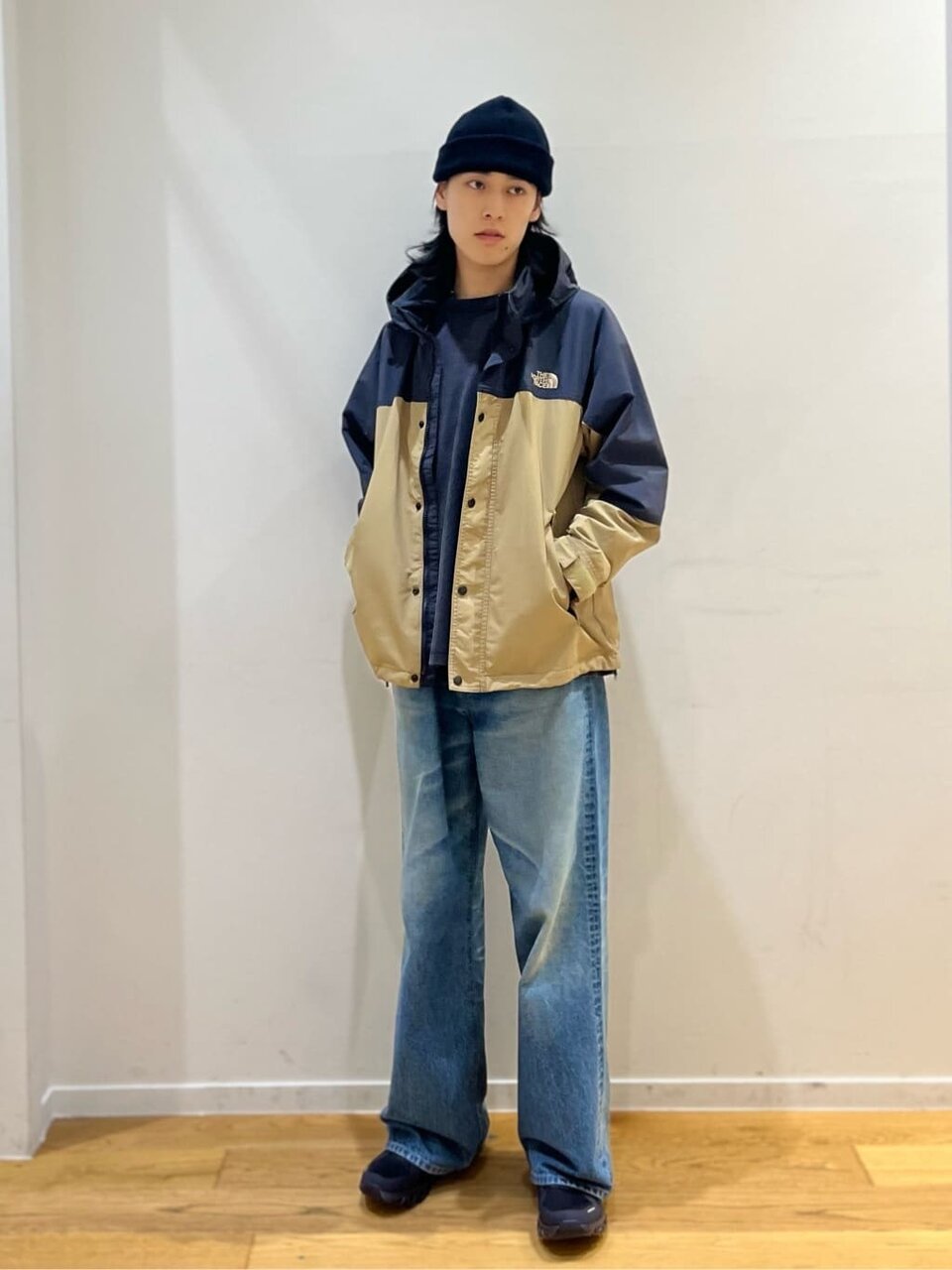 ニット帽とマウンテンパーカーのコーデ