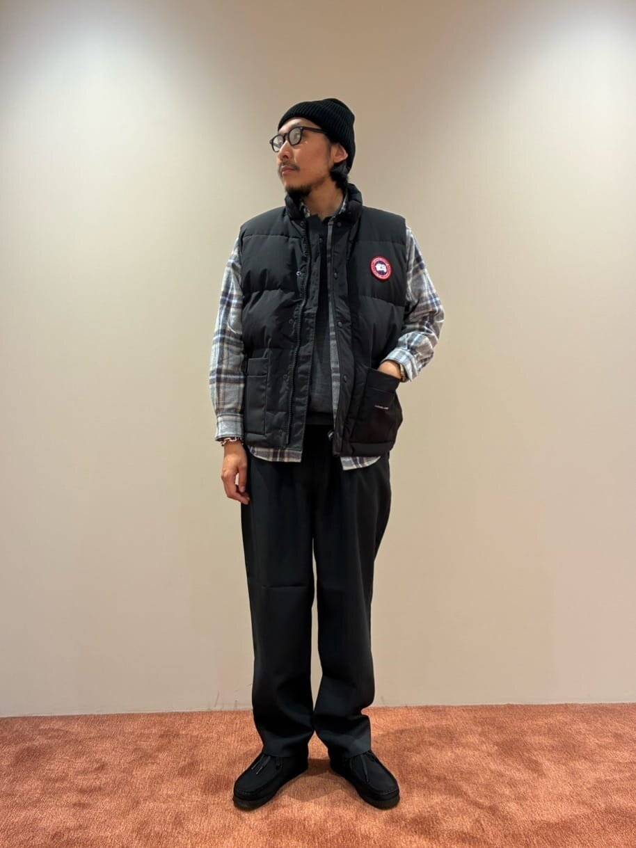 ニット帽とシャツのコーデ