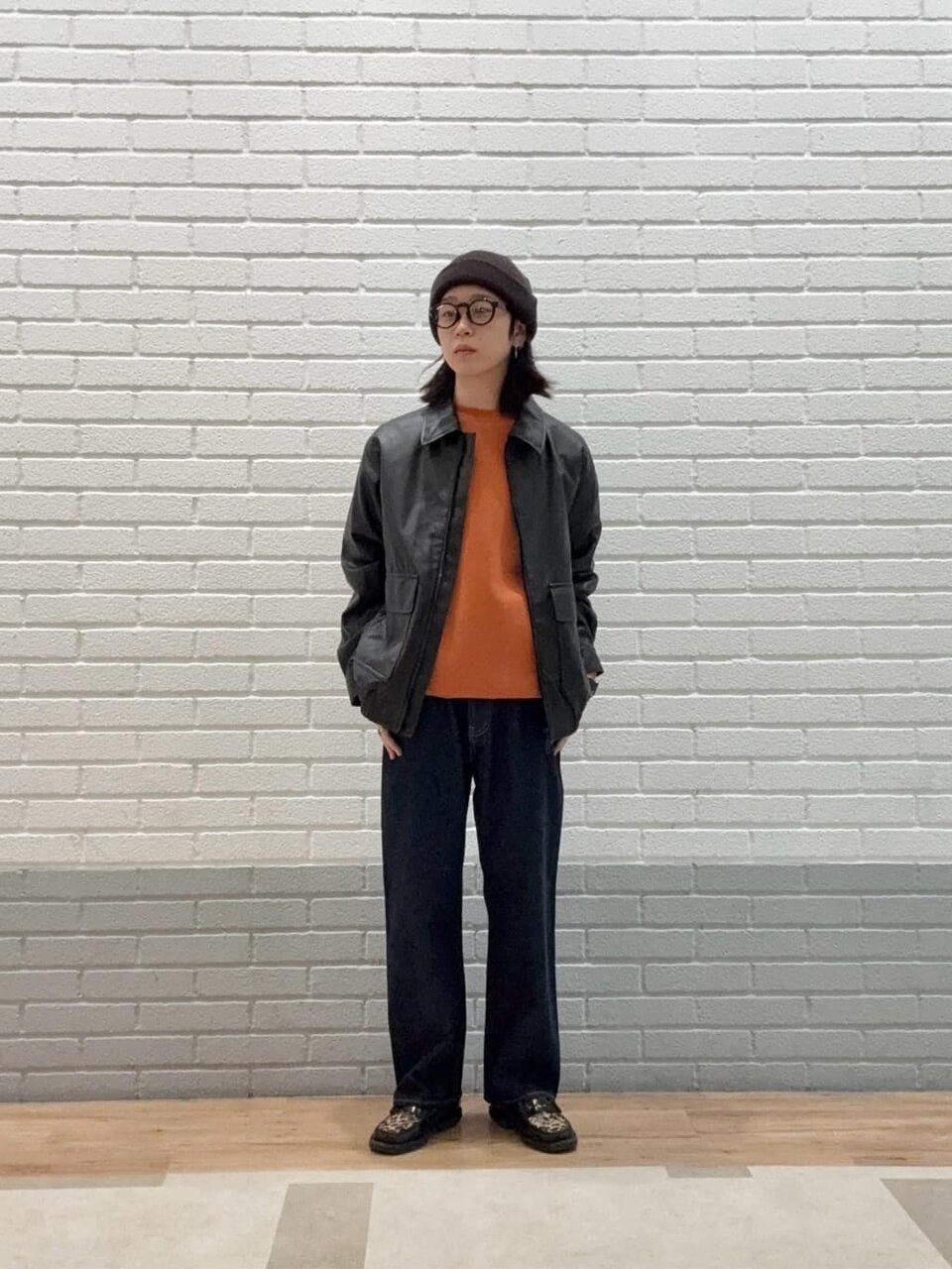 ブラウンのニット帽コーデ