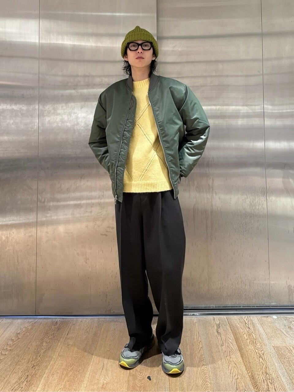 グリーンのニット帽コーデ