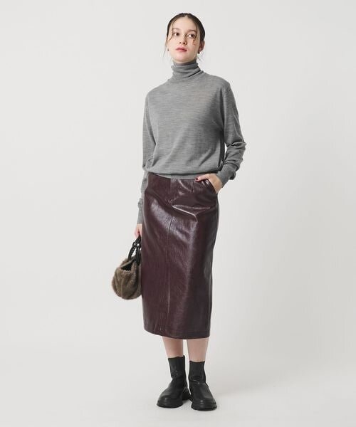 きれいめなニットコーデの女性