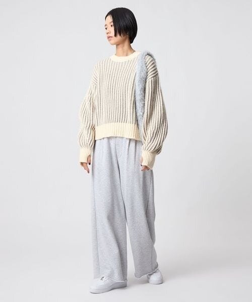 カジュアルなニットコーデの女性