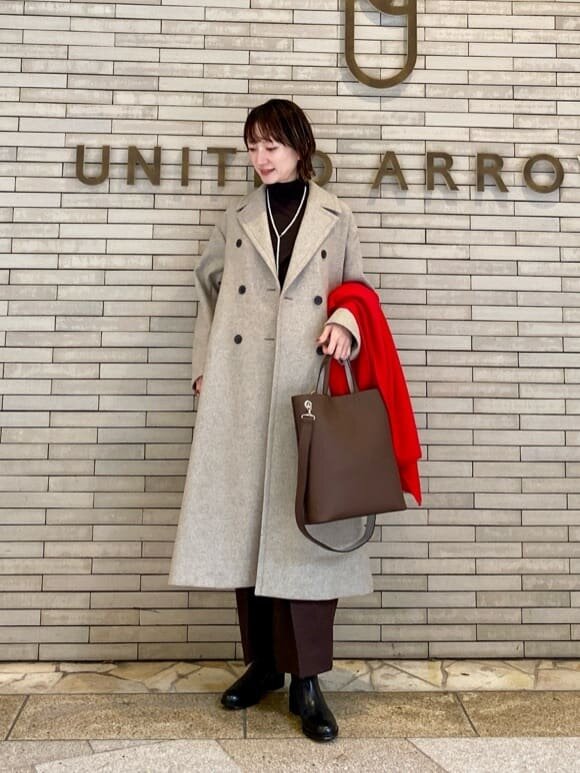 タートルネックニット×テーラードコートのコーデ