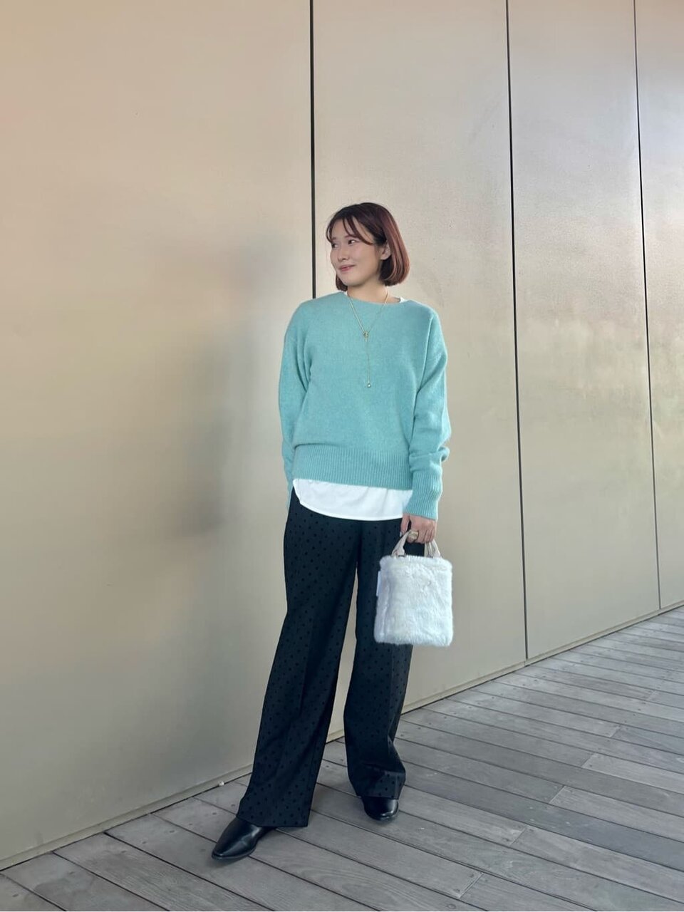 ヘアリーニット×フレアパンツのコーデ