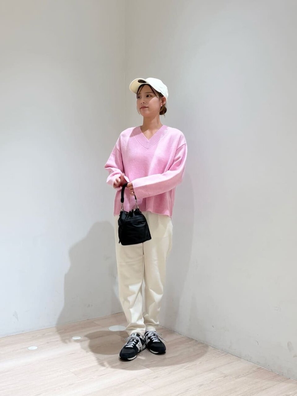 Vネックニット×テーパードパンツのコーデ