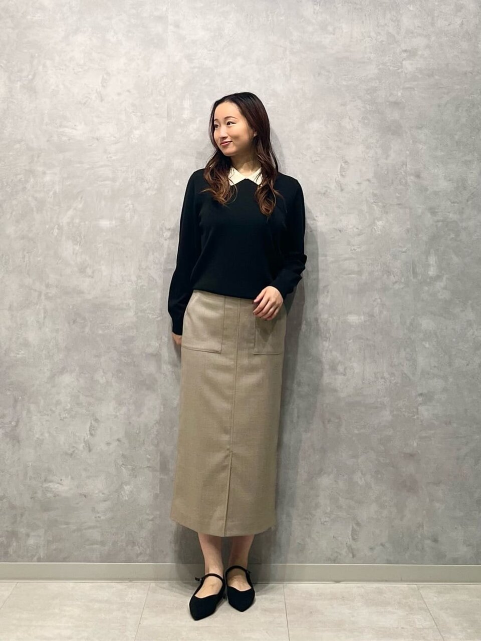 襟付きニット×スリムスカートのコーデ
