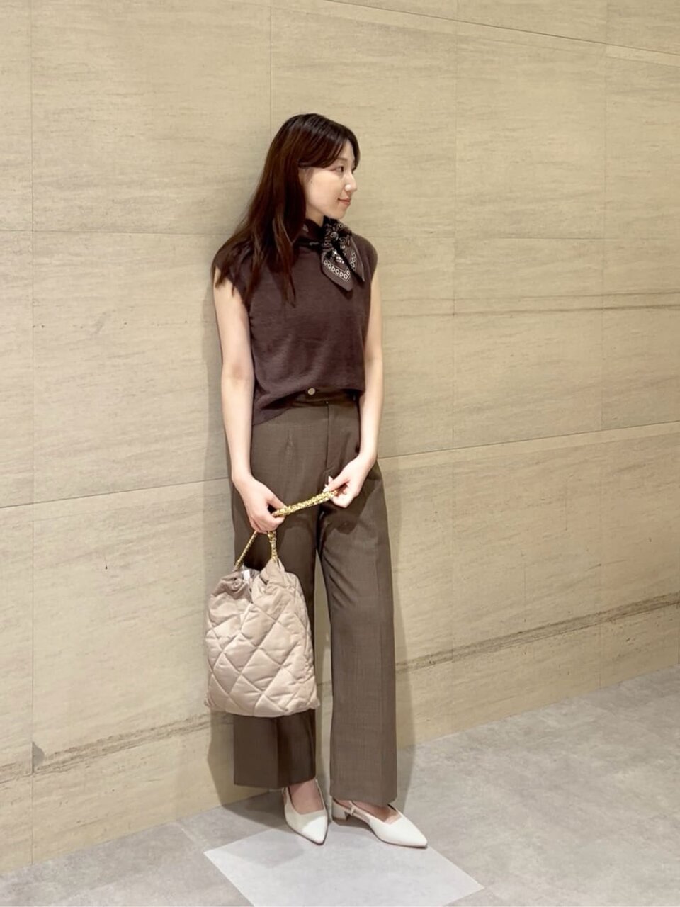 フレンチスリーブニット×ストレートパンツのコーデ