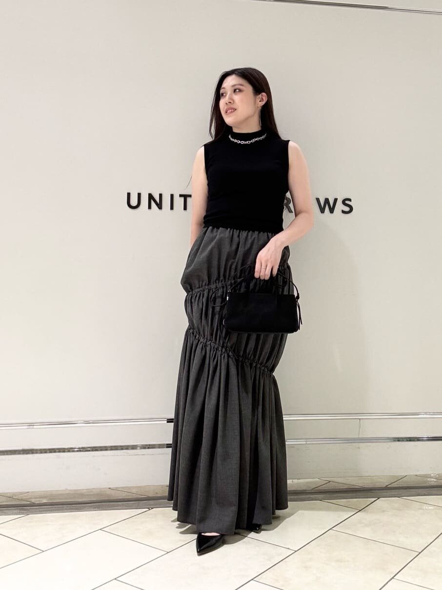 ノースリーブニット×ギャザースカートのコーデ