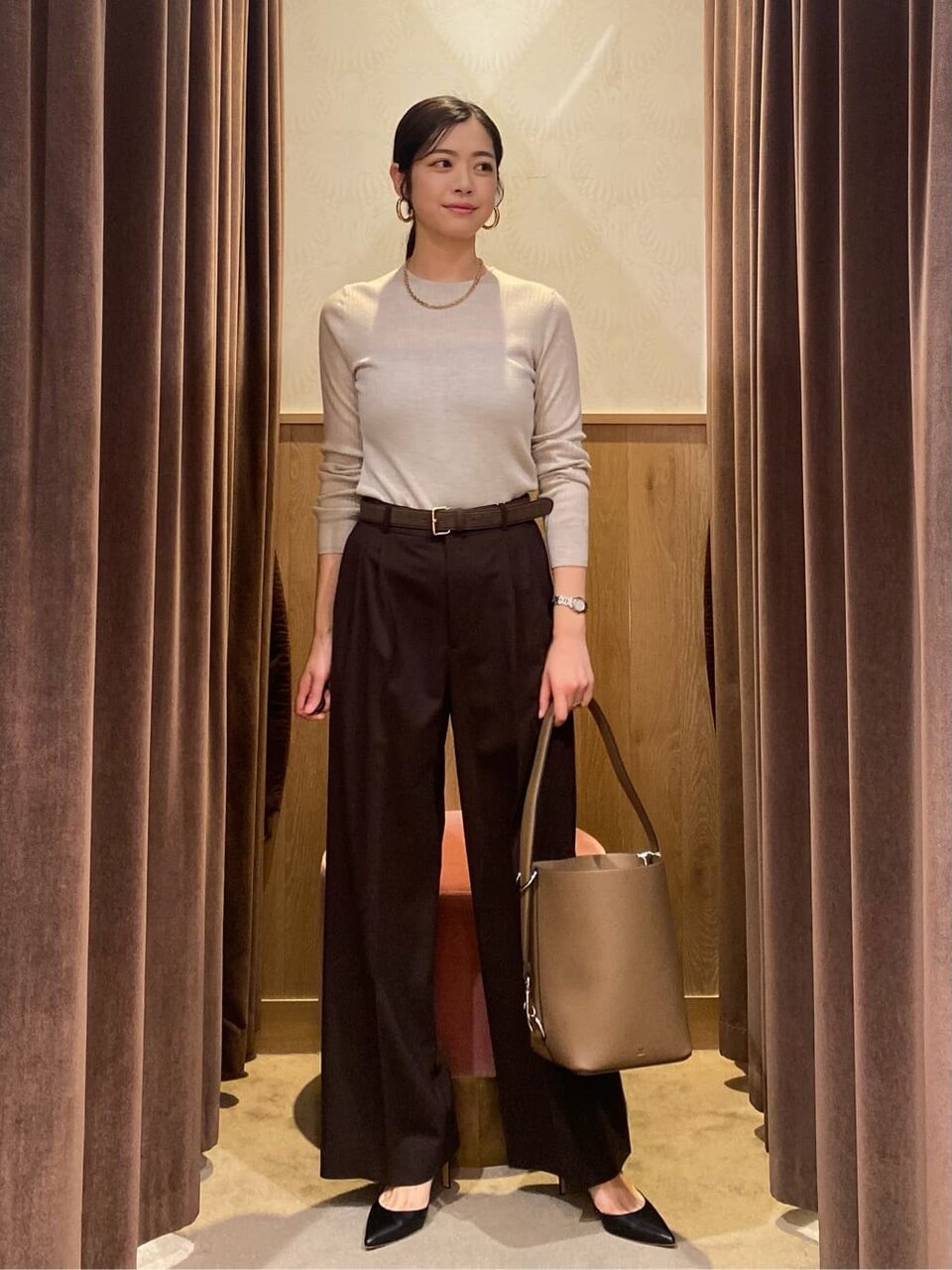 クルーネックニット×ワイドパンツのコーデ