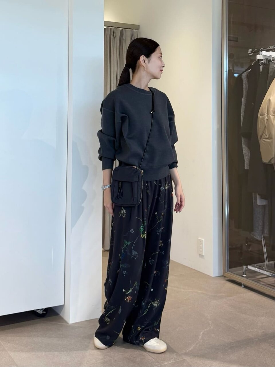 ニットプルオーバー×イージーパンツのコーデ