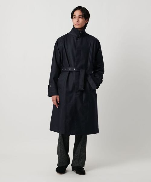 ネイビーのトレンチコートを着た男性