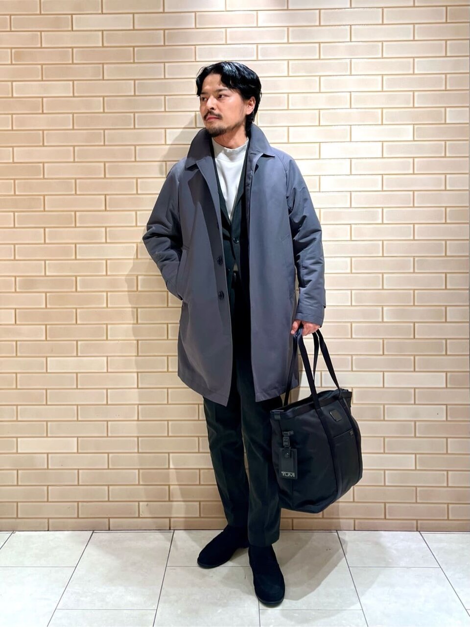 スーツのセットアップにステンカラーコートをあわせたコーデ