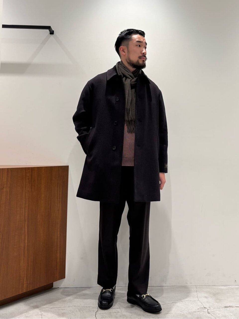 ステンカラーコートにマフラーを巻いたコーデ