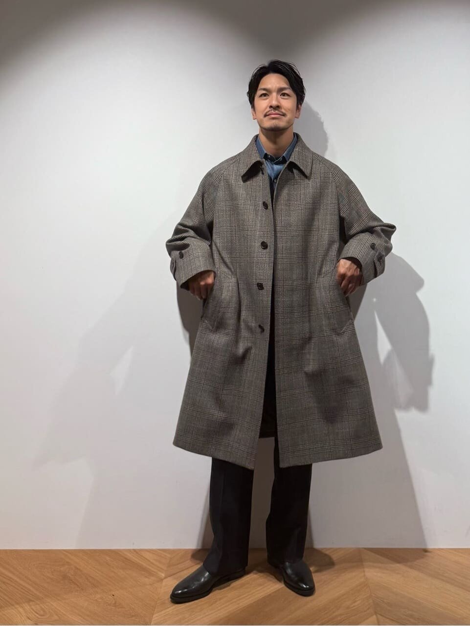 ステンカラーコートにスラックスをあわせたコーデ