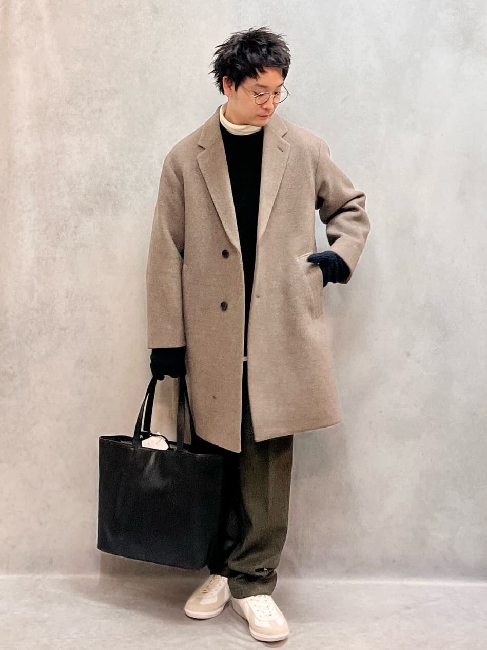 チェスターコートに手袋をあわせたコーデ