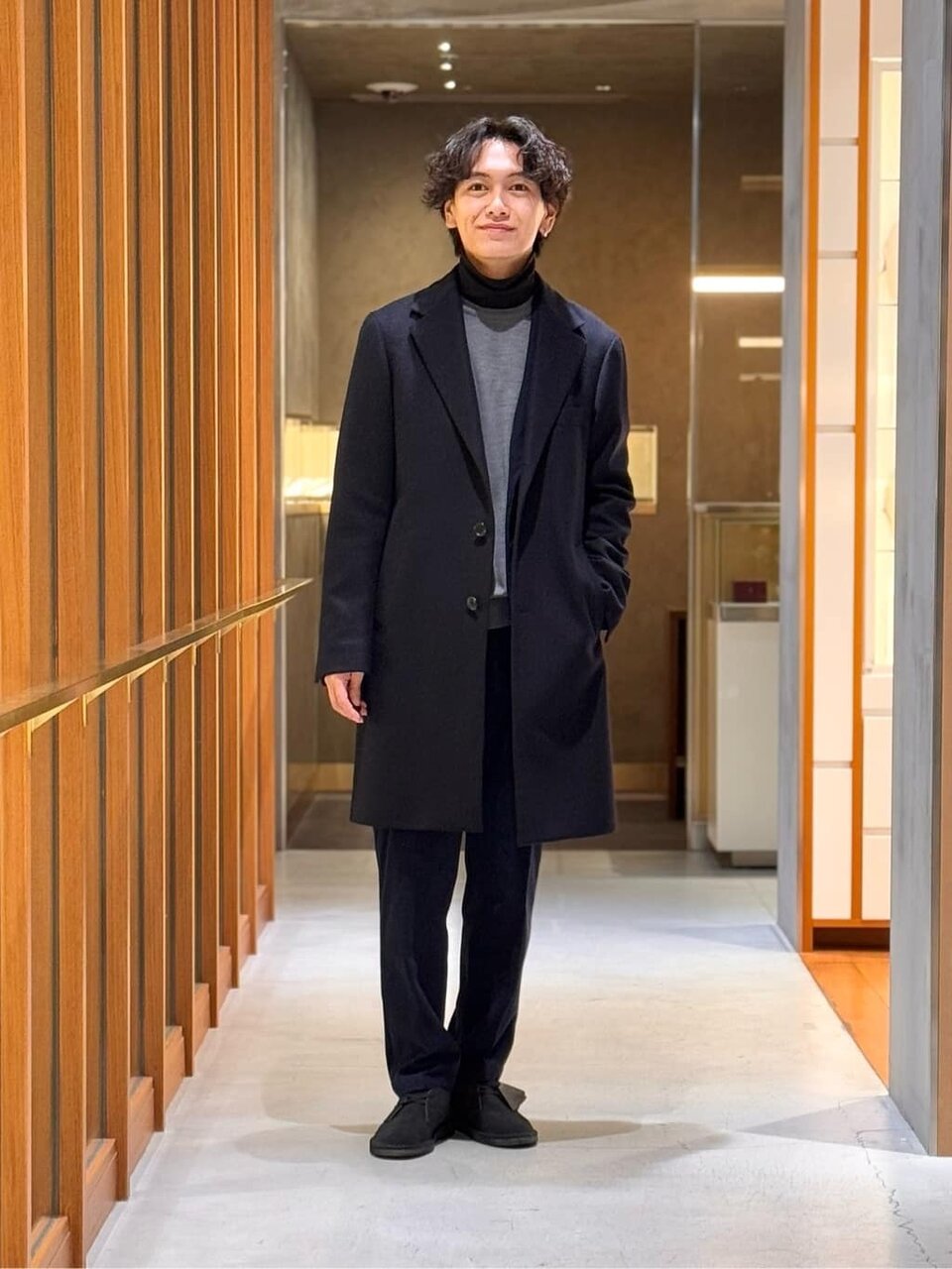 スーツにチェスターコートをあわせたコーデ