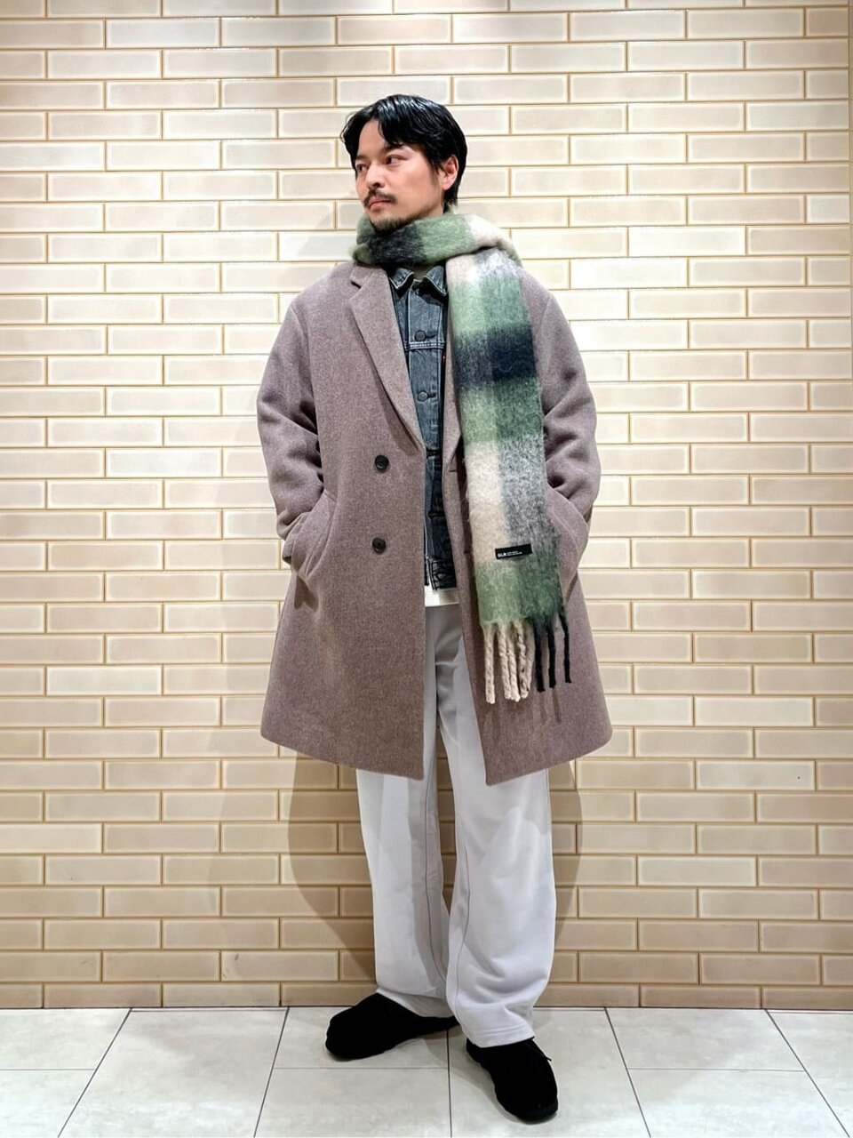 デニムジャケットにチェスターコートをあわせたコーデ