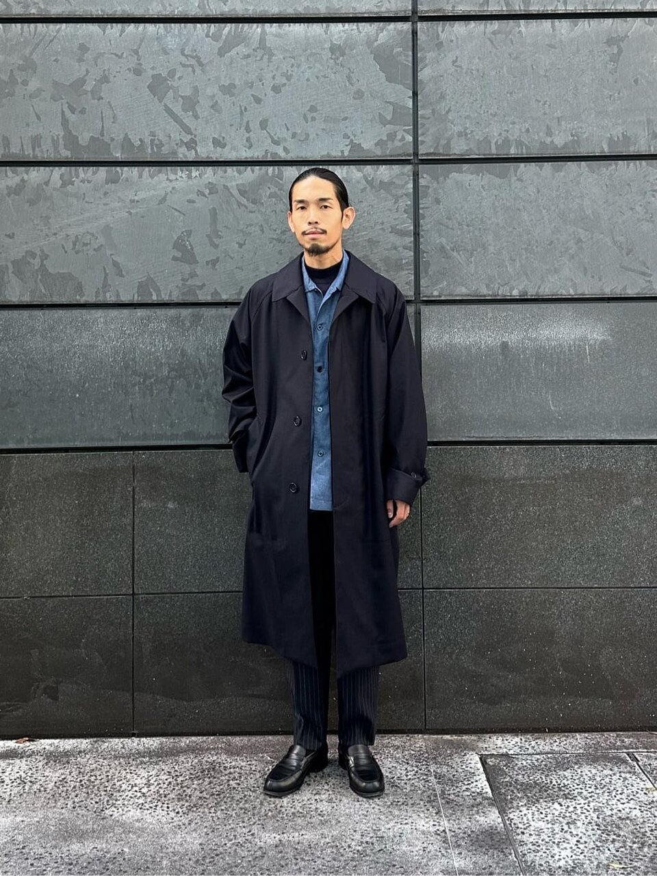 デニムパシャツにトレンチコートをあわせたコーデ