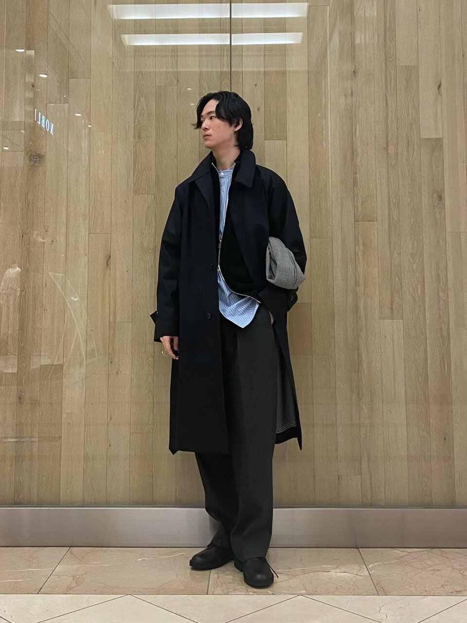 トレンチコートにスラックスをあわせたコーデ