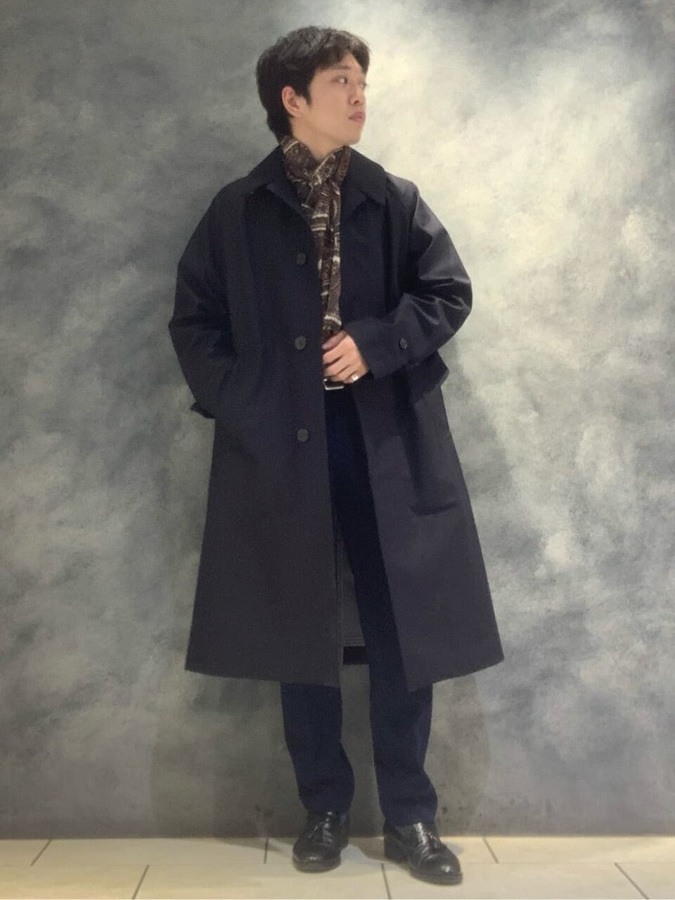 スーツにトレンチコートをあわせたコーデ