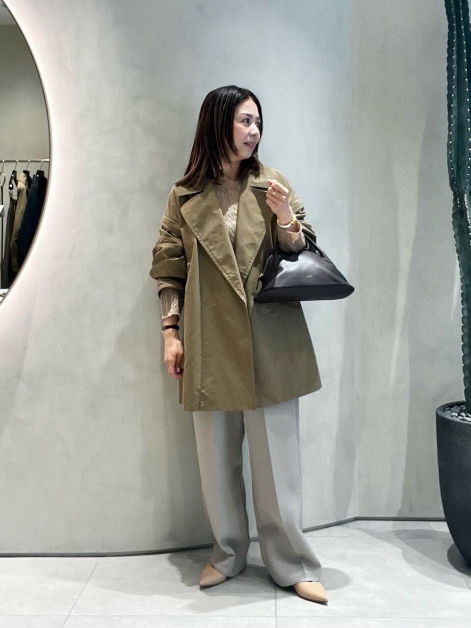 トレンチコートとワイドパンツのコーデ