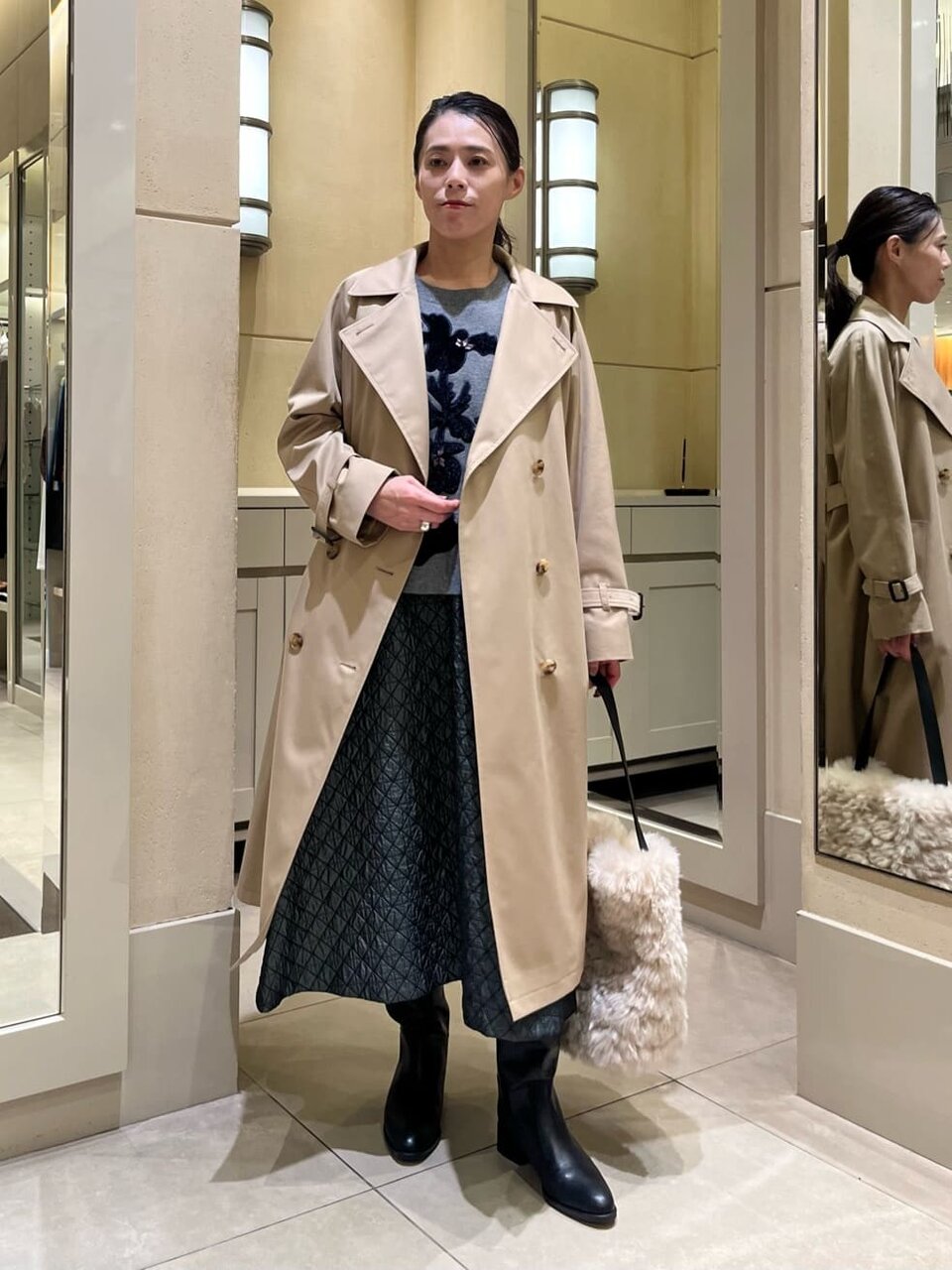 トレンチコートとキルティングスカートのコーデ