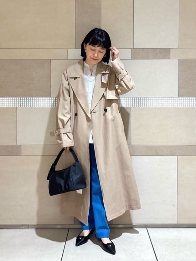 トレンチコートとテーパードパンツのコーデ