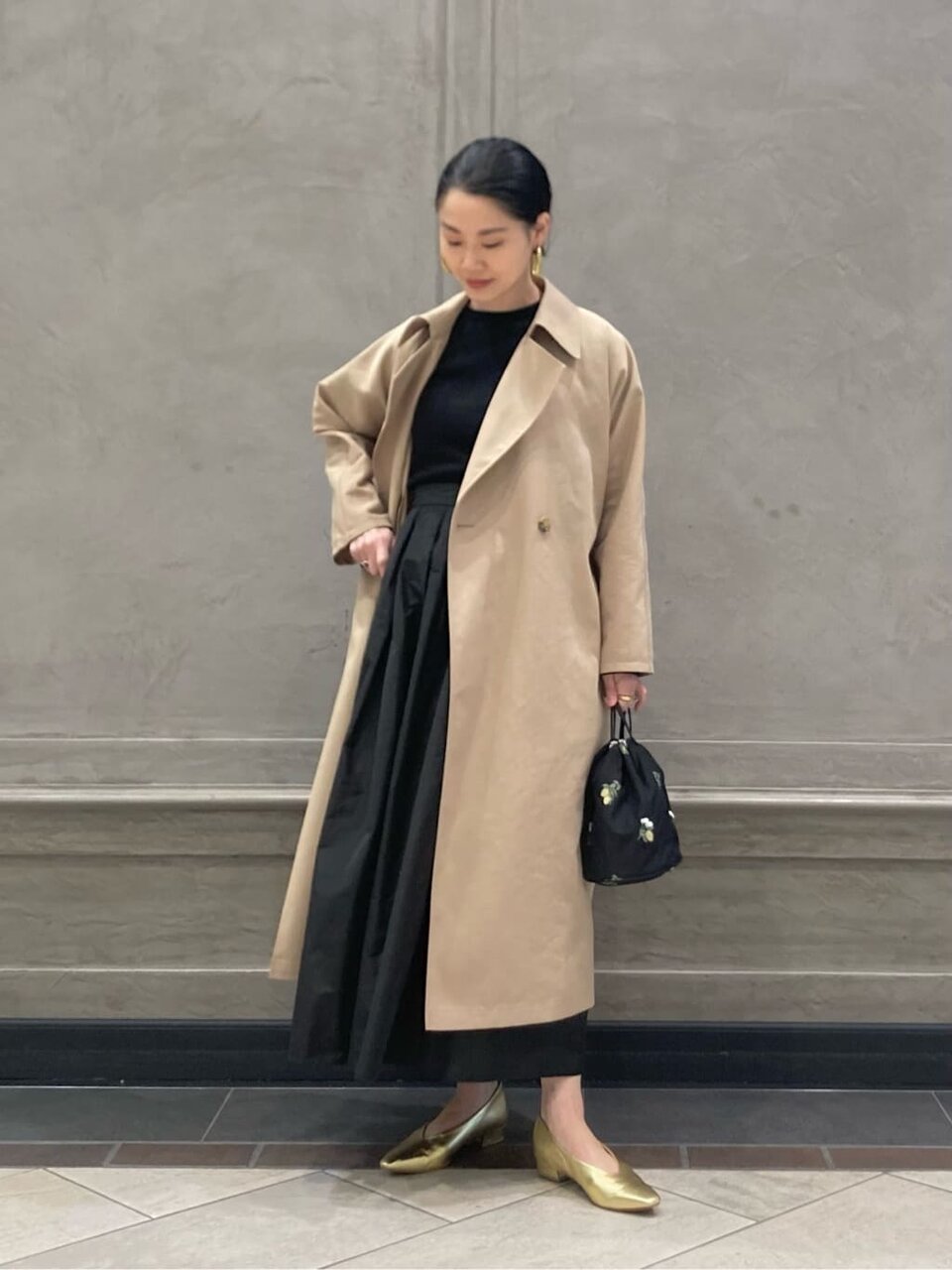 トレンチコートとギャザースカートのコーデ