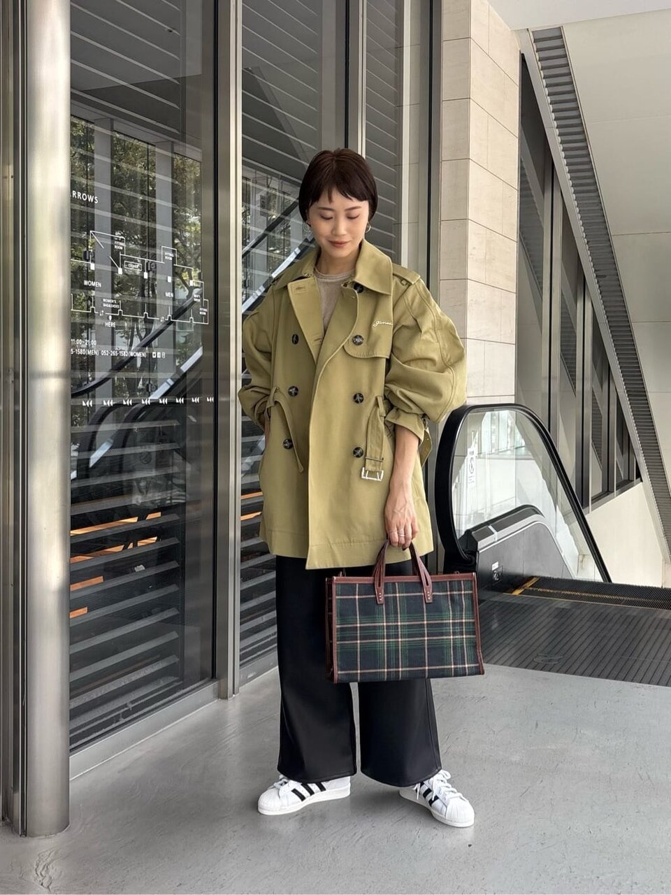 トレンチコートとレザーライクパンツのコーデ